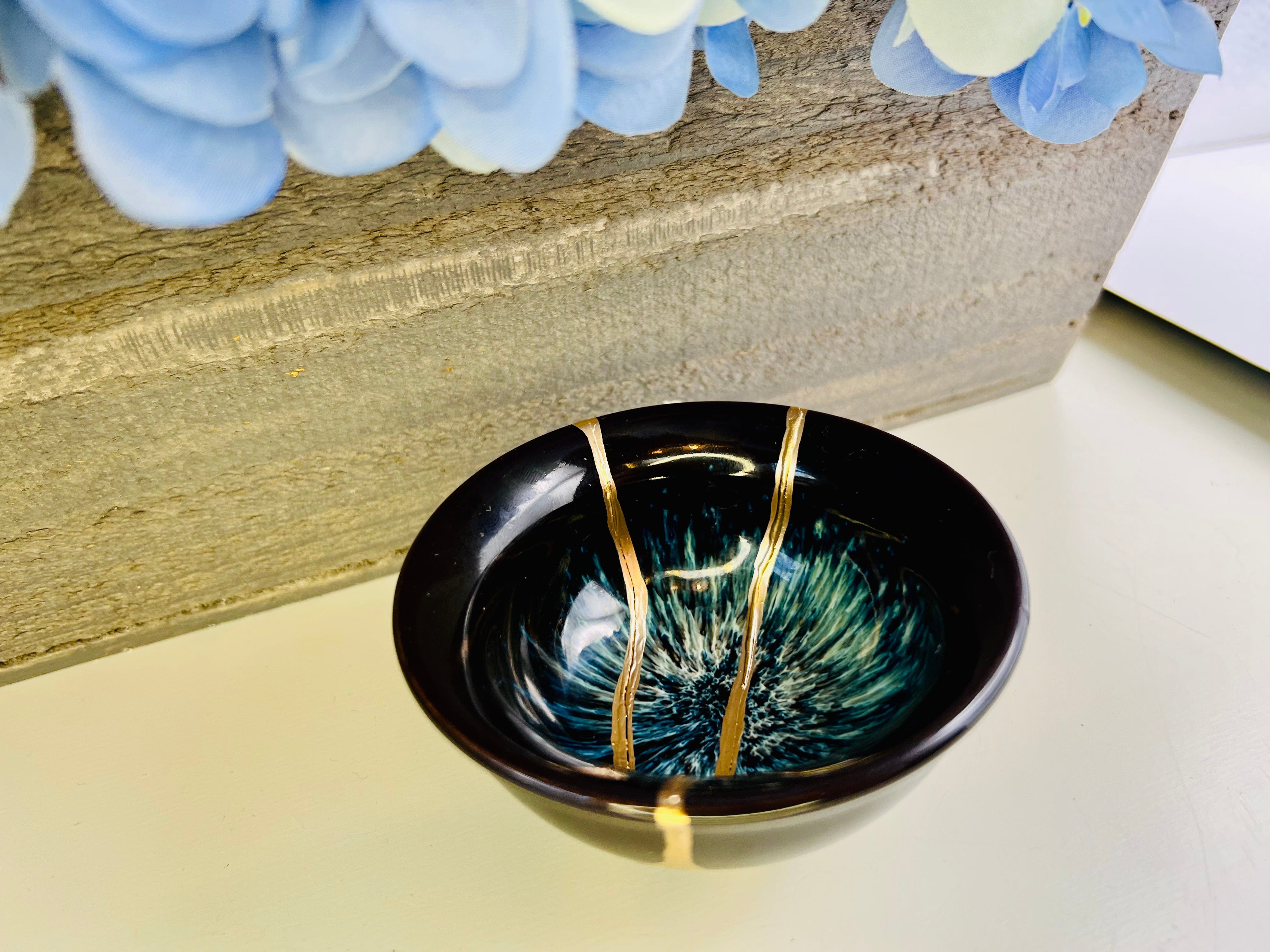 Kintsugi Hyacinthine Blue Bowl, Kintsugi Pottery, Minimalist Gold Repair Teacup