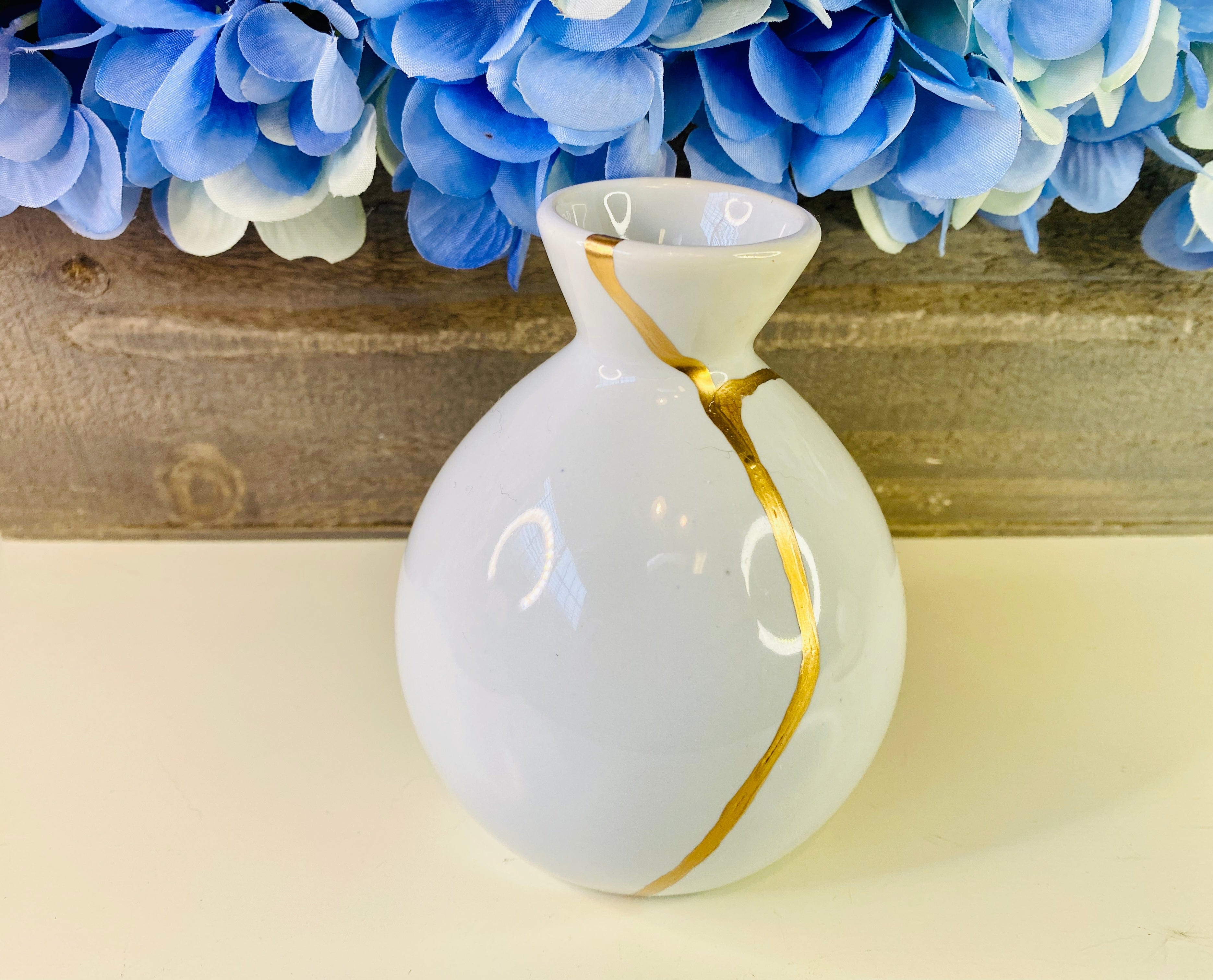 Kintsugi Gifts, White Sake Bottle, Kintsugi Pottery, Japanese Decor, Home Decor, Minimalist, Graduation, Kintsugi White Sake Bottle