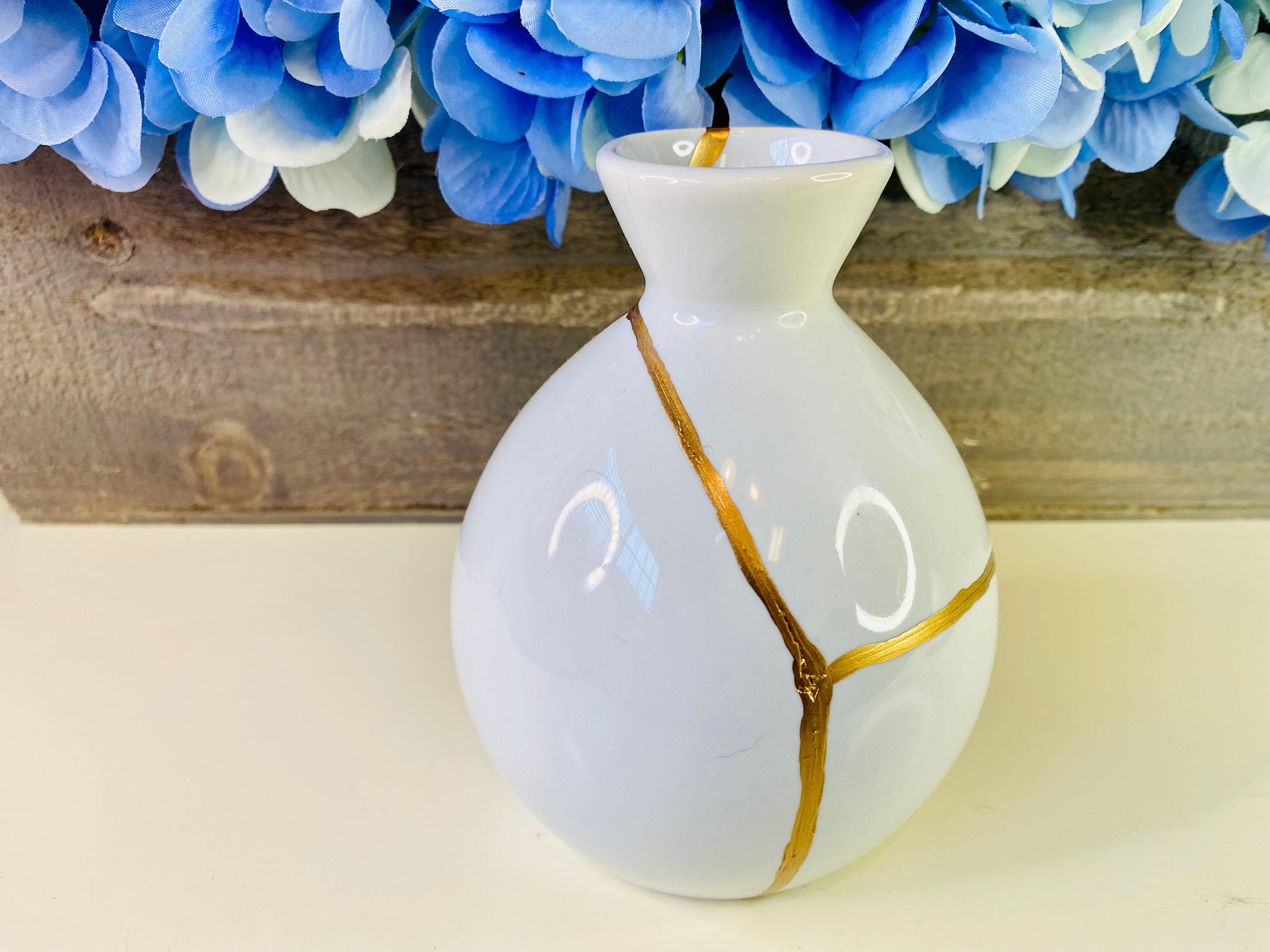 Kintsugi Gifts, White Sake Bottle, Kintsugi Pottery, Japanese Decor, Home Decor, Minimalist, Graduation, Kintsugi White Sake Bottle