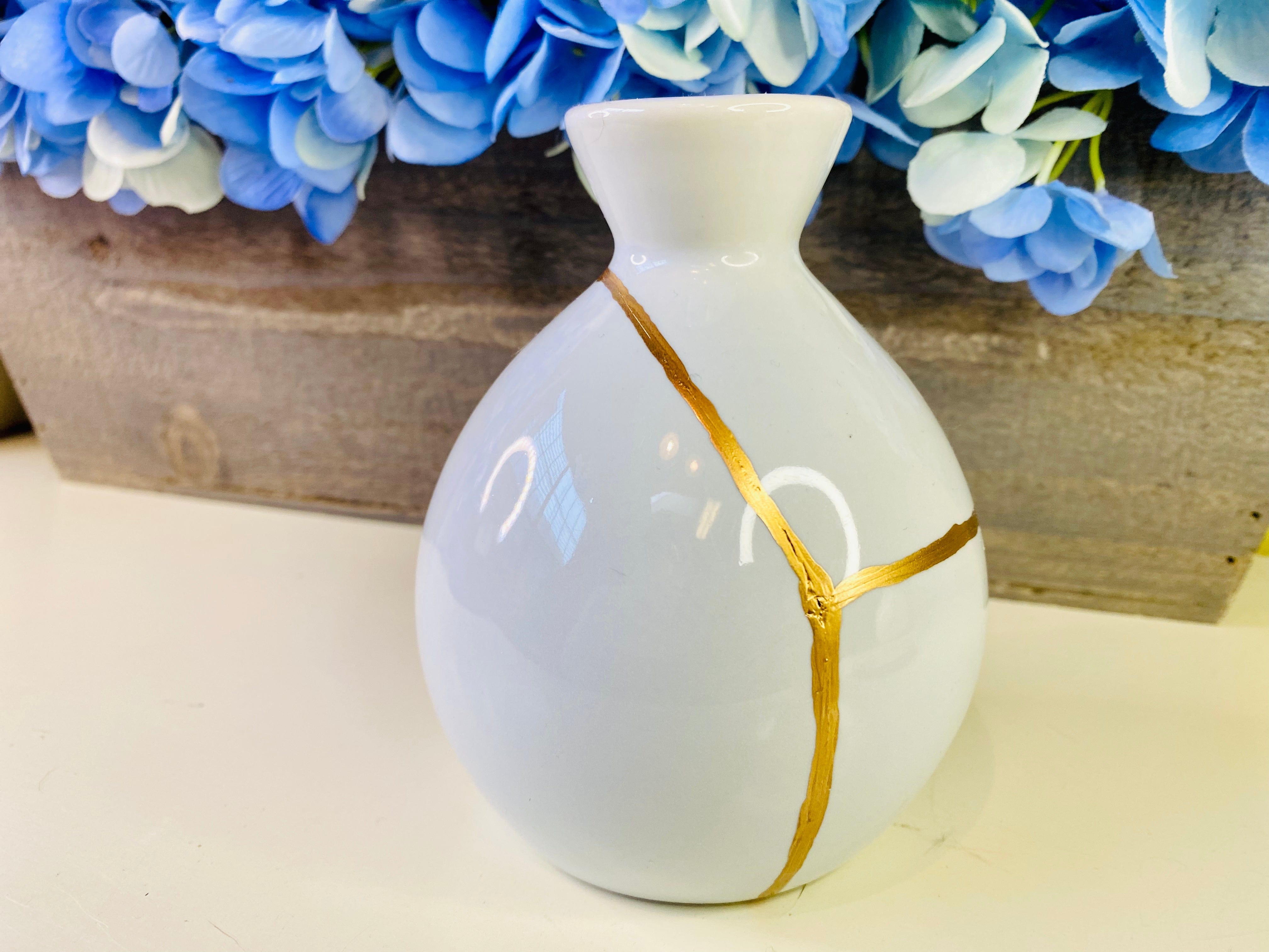 Kintsugi Gifts, White Sake Bottle, Kintsugi Pottery, Japanese Decor, Home Decor, Minimalist, Graduation, Kintsugi White Sake Bottle