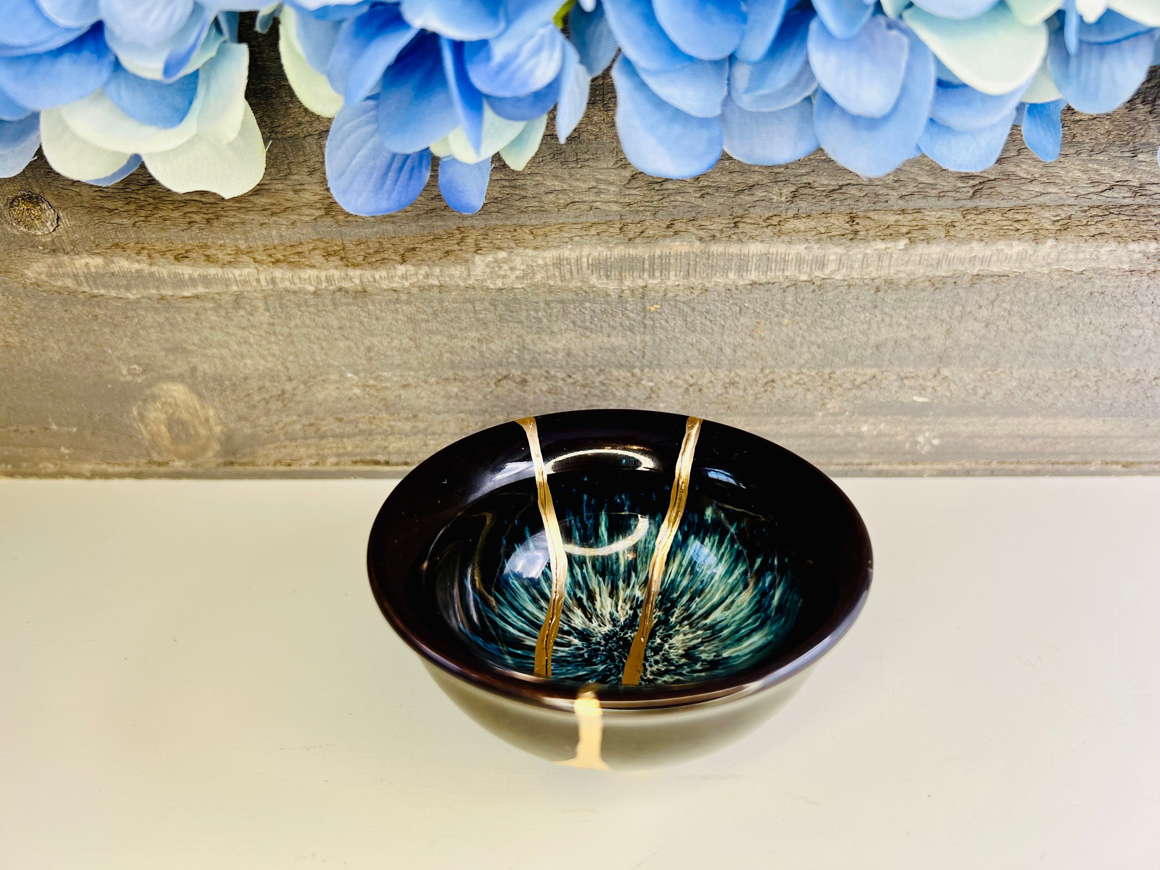 Kintsugi Hyacinthine Blue Bowl, Kintsugi Pottery, Minimalist Gold Repair Teacup