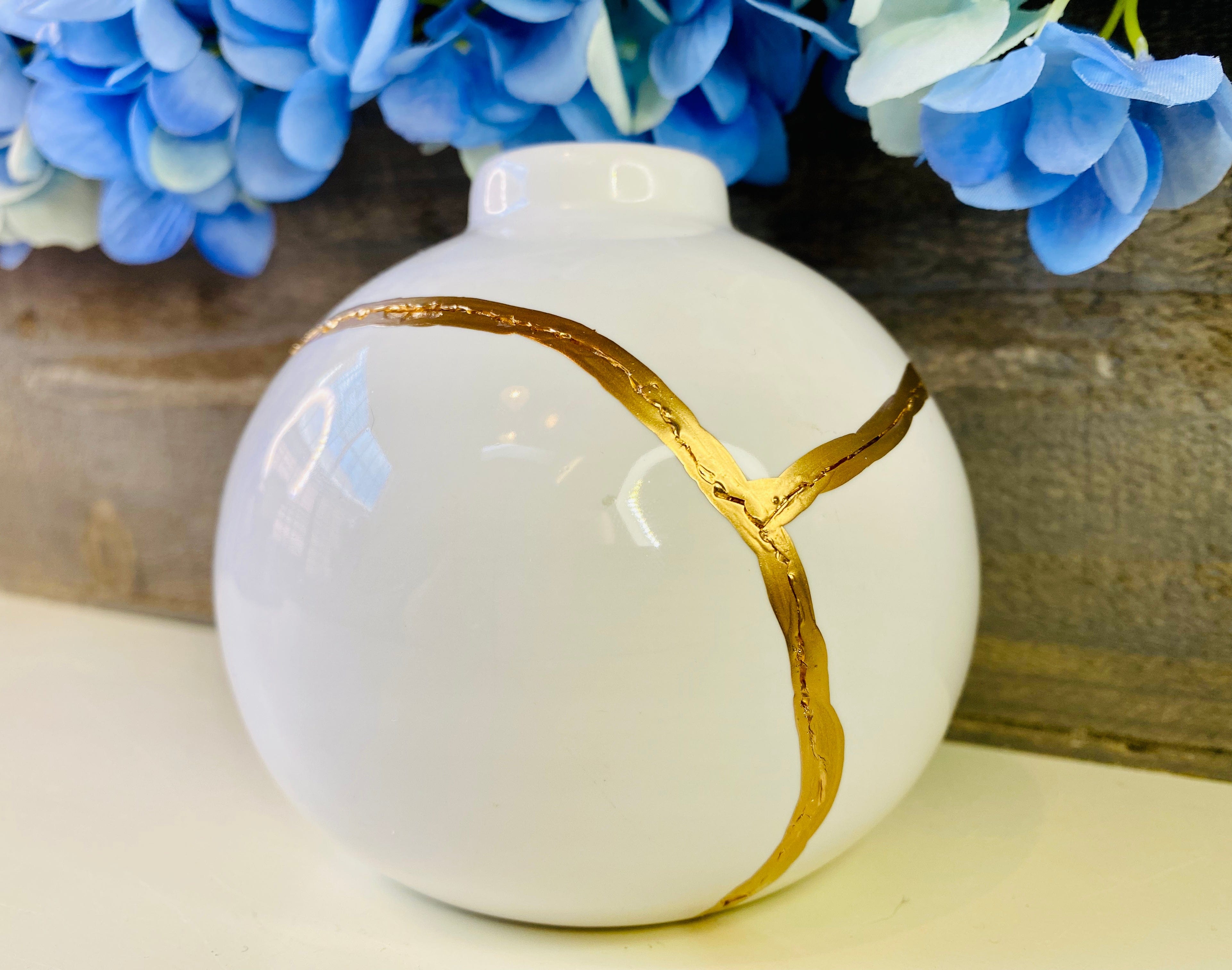 Kintsugi Vase, White Bud Vase, Kintsugi Gifts, Japanese Decor, Fine Art Ceramics, Minimalist, Home Decor, Kintsugi White Bud Vase