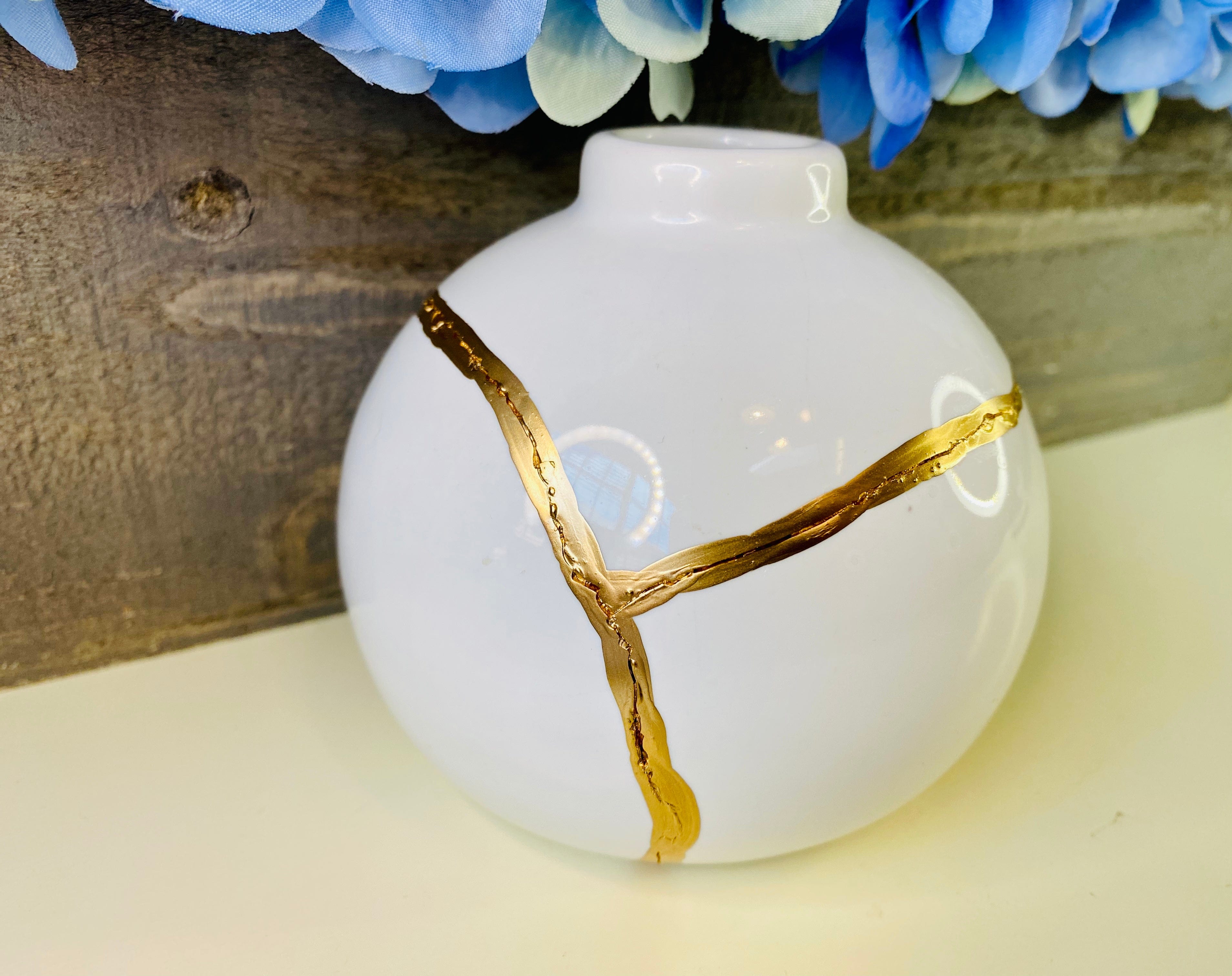 Kintsugi Vase, White Bud Vase, Kintsugi Gifts, Japanese Decor, Fine Art Ceramics, Minimalist, Home Decor, Kintsugi White Bud Vase